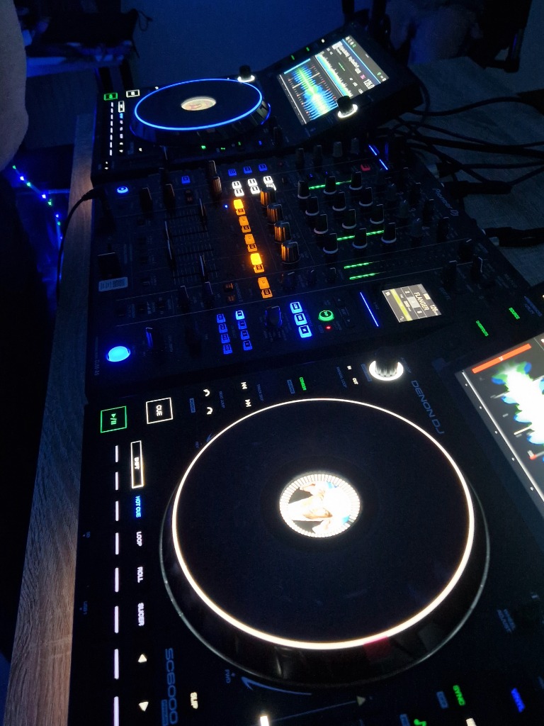 DJ Mindluxx Equipment Decks