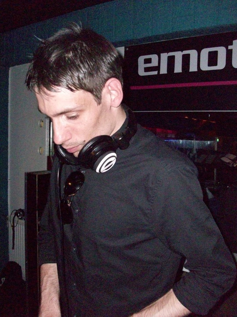 DJ Mindluxx performing